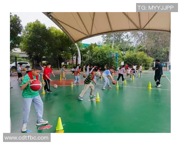 镜头捕捉:篮球八卦赛场小动作引发热议 镜头捕捉:篮球八卦赛场小动作引发热议