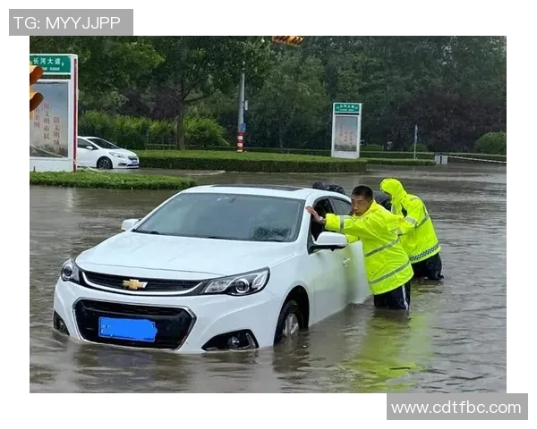 独家画面:外援雨中苦练,拼搏精神感人 独家画面:外援雨中苦练,拼搏精神感人