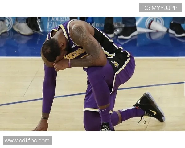 曼联赛场频现微妙小动作引发球迷热议和媒体关注